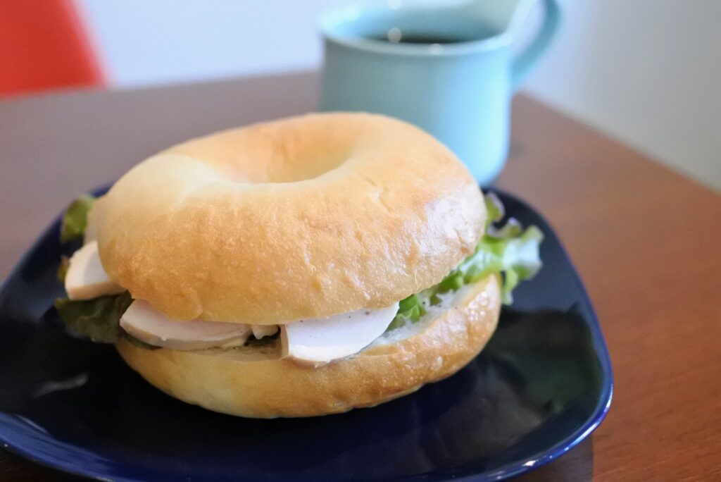 ベーグルサンドスモークチキン